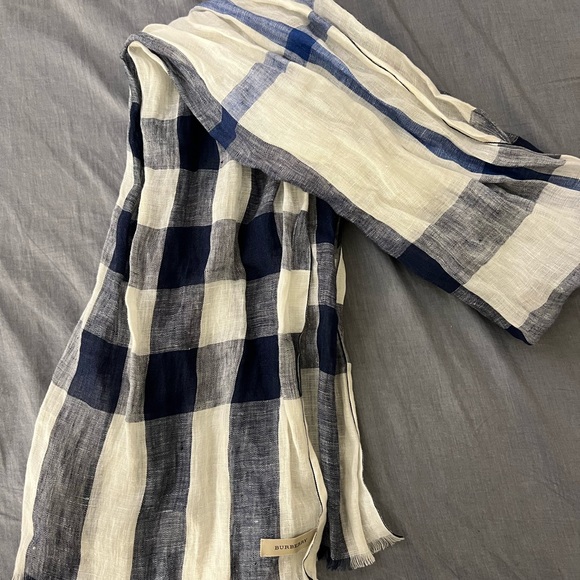 Burberry lightweight check wool scarf - Picture 4 of 6
